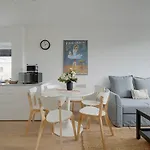 Luxurious 3Br Apt Center